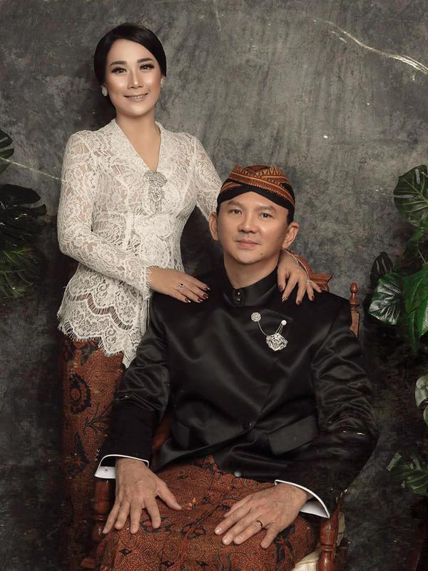Dalam foto pernikahannya, Ahok dan Puput Nastiti Devi nampak serasi mengenakan pakaian adat Jawa. Ahok tampak gagah mengenakan beskap lengkap dengan blangkon. (Liputan6.com/IG/@fdphotographyofficial)