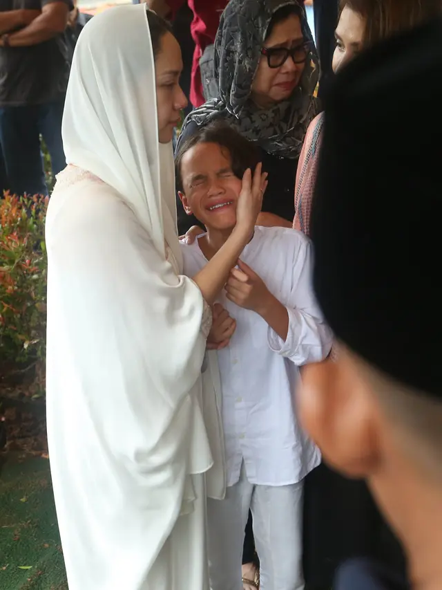6 Potret Noah Sinclair di Pemakaman Sang Ayah, Sempat Tegar Hingga Tangisnya Pecah