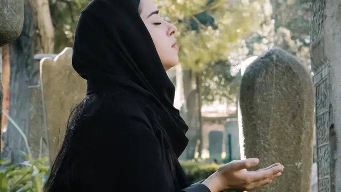 Ilustrasi bacaan doa ziarah kubur