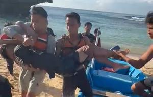 Korban saat dievakuasi tim SAR dan segera dilarikan ke rumah sakit untuk mendapatkan perawatan medis. (Liputan6.com/ Hendro Ary Wibowo)