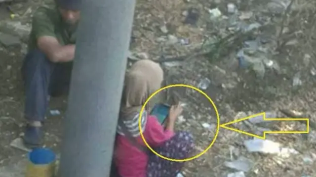 Usai Mengemis, Wanita Ini Main Smartphone Sambil Merokok