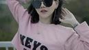 Syahiba Saufa nampak percaya diri tampil dengan kacamata hitam. Dengan kaus crop top pink, Syahiba tampil manis dan menawan. (Liputan6.com/IG/@syahiba_saufa).