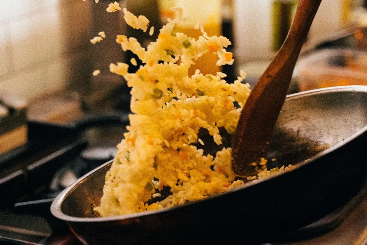 memasak nasi goreng