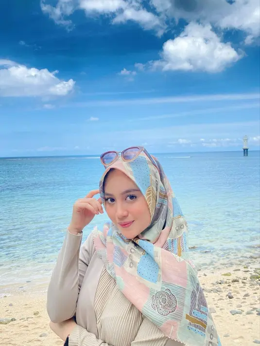 Gaya hijab yang dipakai oleh wanita 22 tahun ini pun terbilang cukup sederhana. Ia bahkan lebih sering tampil dalam makeup natural. (Liputan6.com/IG/@nblh.ayu)
