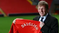 Kenny Dalglish saat ditunjuk menjadi manajer Liverpool pada 2011. (AFP/Paul Ellis)