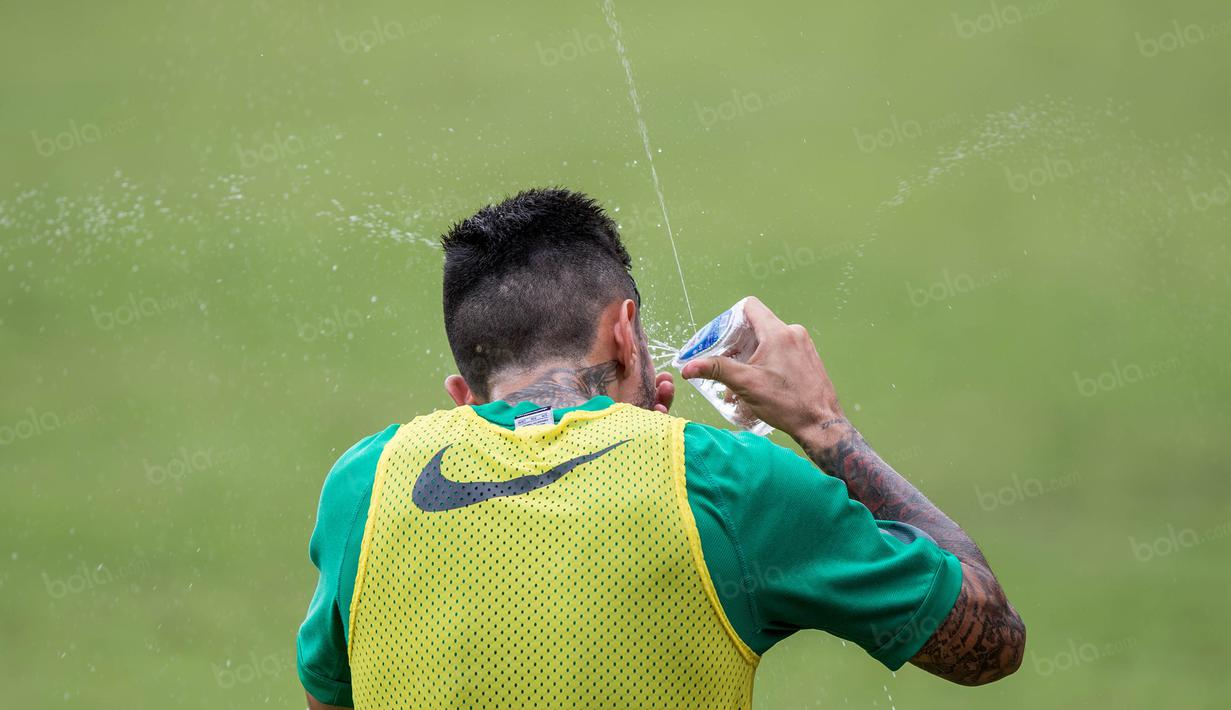Gelandang Timnas Indonesia, Stefano Lilipaly, melepas dahaga usai berlatih di Lapangan SPH Karawaci, Banten, Minggu (11/12/2016). (Bola.com/Vitalis Yogi Trisna)