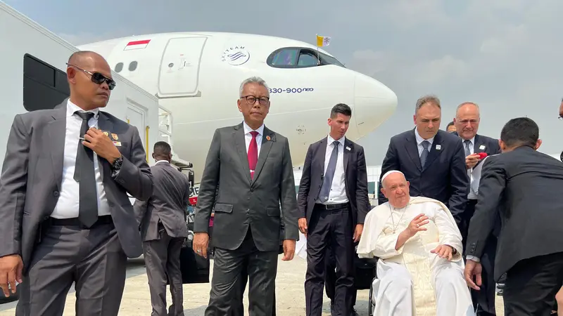 Paus Fransiskus memakai pesawat Garuda Indonesia untuk melanjutkan perjalanan apostolik ke Papua Nugini. (Foto: Pramita T)