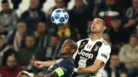 Penyerang Juventus, Cristiano Ronaldo (kanan) berduel dengan Ashley Young, Kamis (8/11/2018) dini hari WIB, di Juventus Stadium.  (AFP / Isabella Bonotto)