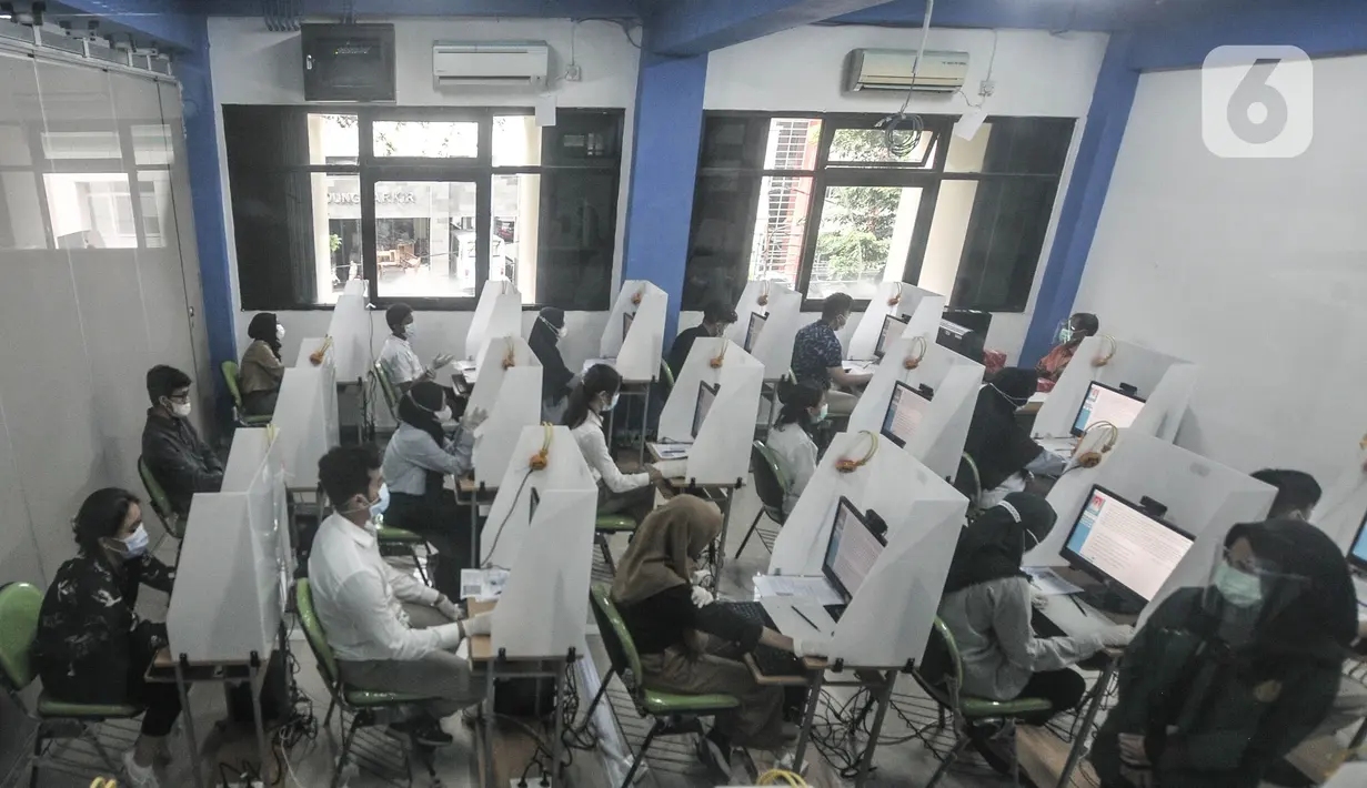 Suasana Ujian Tulis Berbasis Komputet (UTBK) SBMPTN 2021 di Universitas Negeri Jakarta, Senin (12/4/2021). Sementara untuk Gelombang 2 dimulai pada 26 April hingga 30 April dan 1-2 Mei 2021. (merdeka.com/Iqbal S. Nugroho)