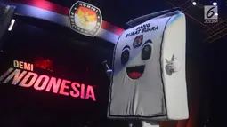 Maskot  Pemilu 2019 bernama Sang Sura saat diperkenalkan KPU di Monas, Jakarta, Sabtu (21/4). Sang Sura merupakan singkatan dari Sang Surat Suara. Karakter maskot berbentuk surat suara berikut dengan paku pencoblosan. (Merdeka.com/Imam Buhori)