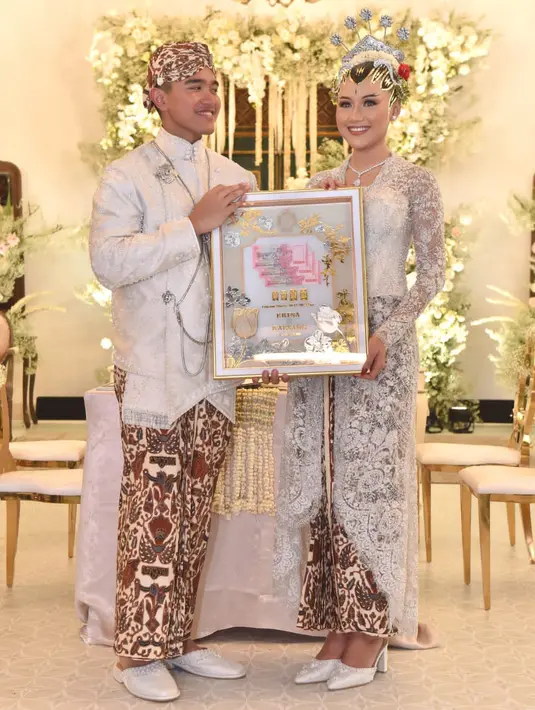 17. Di bulan Desember, ada pesta akbar pernikahan putra bungsu Presiden Jokowi. Kaesang Pangarep resmi mempersunting Erina Gudono Sabtu 10 Desember. Akad nikah digelar di Pendopo Agung Royal Ambarukmo, Yogyakarta. Setelah itu, keesokan harinya 11 Desember di gelar acara ngunduh mantu di Pura Mangkunegaran, Surakarta. Selama dua hari pernikahan anak presiden ini di disiarkan langsung beberapa televisi nasional. [Agus Suparto/Biro Pers Istana Kepresidenan]