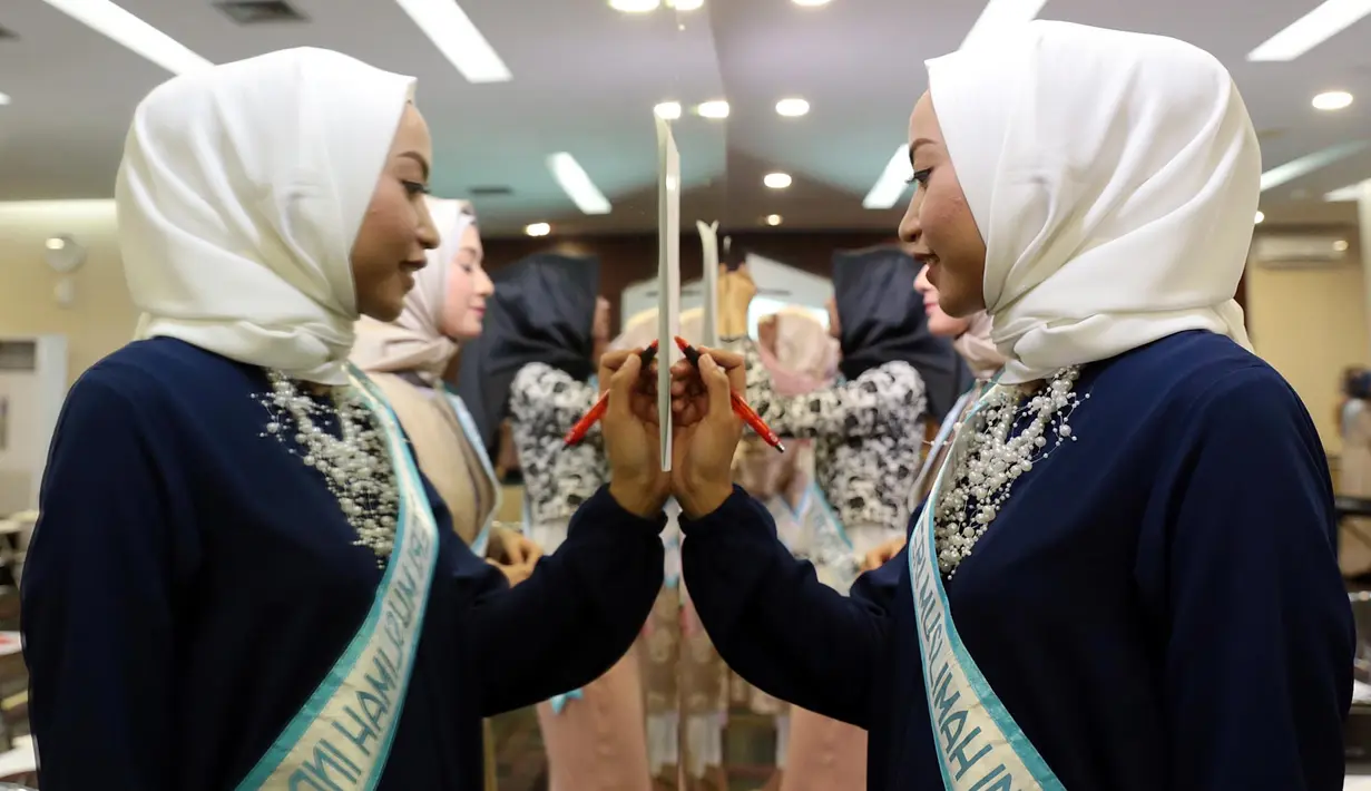 Salah satu persiapan yang dilakukan para finalis menuju malam final adalah mengikuti kelas Psikologi oleh Bunda Romi. Tampak antusias tinggi dari para finalis saat mendengarkan arahan Bunda Romi. (Deki Prayoga/Bintang.com)