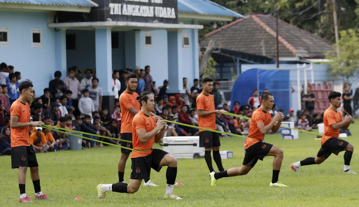 Pemain Persija Jakarta saat melakukan latihan di Lapangan Sutasoma, Jakarta, Jumat (17/1/2020). Gelandang Timnas Indonesia ini menjadi rekrutan baru Macan Kemayoran untuk mengarungi Liga 1 musim depan. (Bola.com/M Iqbal Ichsan)