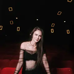 Kali ini, bukan hanya soal gaun glamor rancangan Hian Tjen yang memesona, tapi juga transformasi gaya rambutnya yang begitu mencolok dan memikat. [@lunamaya].