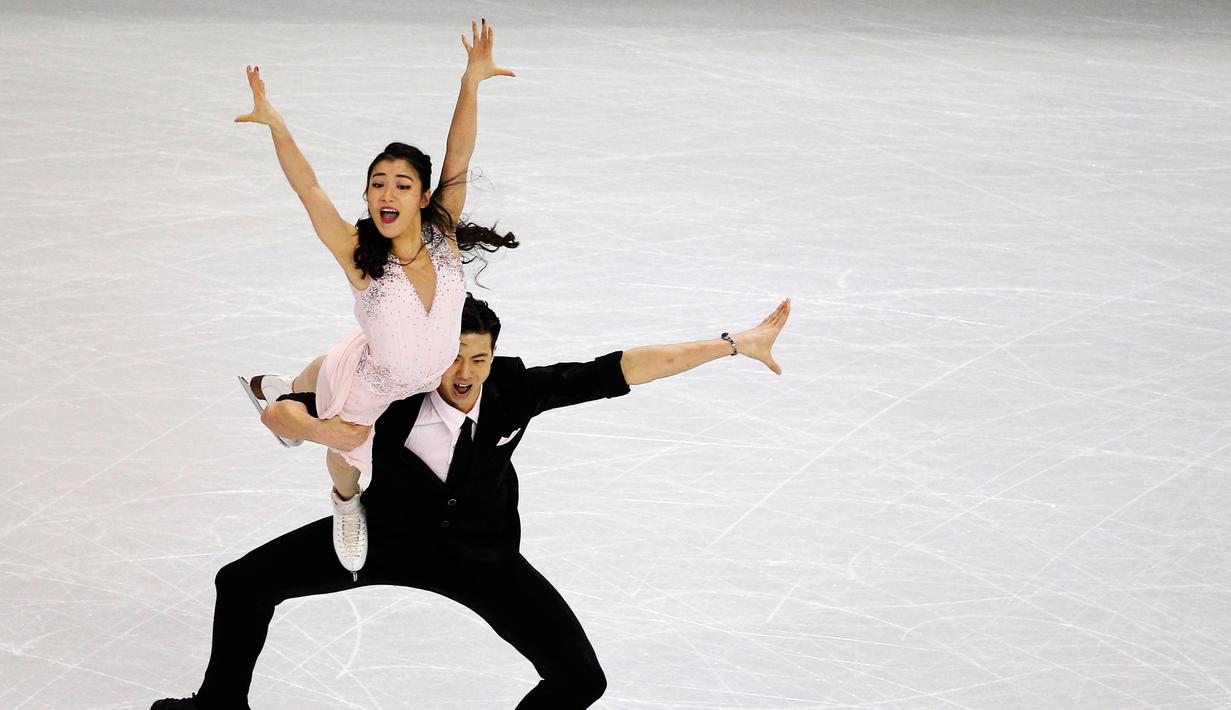 Atlet Ice skating Cina, Shiyue Wang dan Xinyu Liu saat melakukan aksi menegangkan di Turnamen Ice Skating dunia  ISU World Figure Skating Championships, Boston , Massachusetts , Amerika Serikat, (30/3). (REUTERS / Brian Snyder)