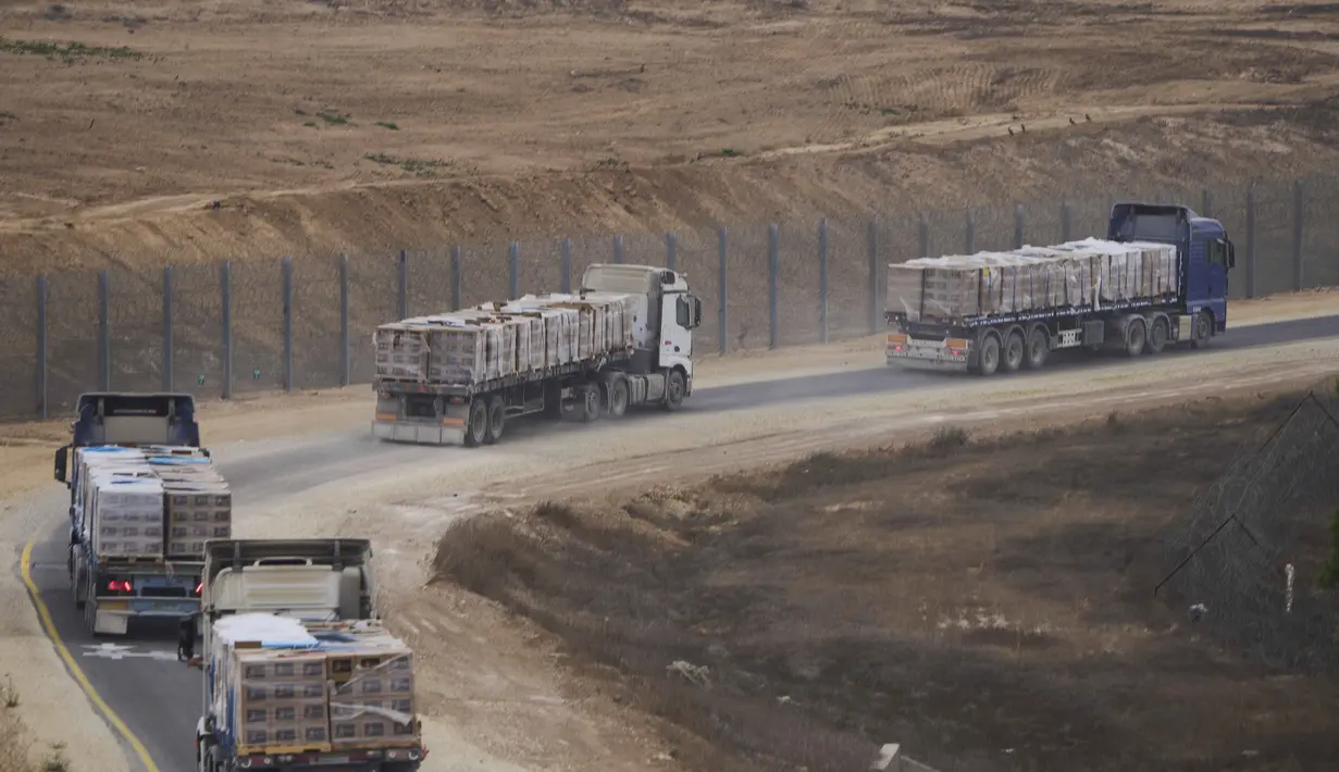 Truk-truk yang mengangkut bantuan kemanusiaan untuk warga Palestina di Gaza bergerak di sepanjang perbatasan dengan Jalur Gaza di selatan Israel, Rabu 13 Agustus 2025. (AP Photo/Ariel Schalit)