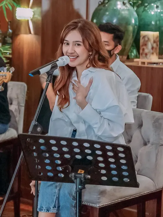 "Saya punya tugas untuk selalu mengampanyekan hidup sehat lewat sosmed, lewat kehidupan sehari-hari juga," tutur pelantun Cinta Pertama itu. (Instagram/miktambayong)