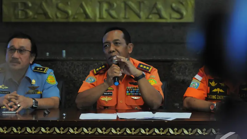 Kepala Basarnas Marsdya TNI F Henry Bambang Soelistyo (tengah), dalam konferensi pers terkait pesawat AirAsia QZ8501. (Liputan6.com/Herman Zakharia)