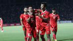 Timnas Indonesia U-22 yang tengah berlaga di SEA Games 2023 dan kini telah menjejakkan kakinya di fase semifinal, menyumbang 3 pemainnya dalam daftar 5 pemain dengan nilai pasar tertinggi dari seluruh peserta. Dua pemain Thailand U-22 melengkapi daftar tersebut. Berikut daftar lengkapnya. (Bola.com/Abdul Aziz)