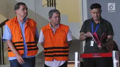Dua tersangka Anggota DPRD Sumut, Washington Pane (kiri) dan Supervisor KPP Pajak Pratama Ambon Sulimin Ratmin usai diperiksa di gedung KPK, Jakarta, Rabu (7/11). Washington diperiksa terkait suap APBD Sumut tahun 2012-2015. (Merdeka.com/Dwi Narwoko)