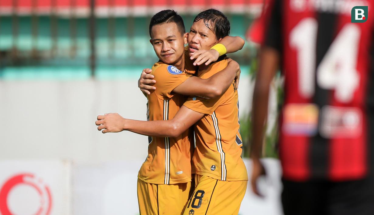 Pemain Bhayangkara FC, Adam Alis Setyano (kanan) melakukan selebrasi bersama Sani Rizki Fauzi usai mencetak gol ke gawang Persipura Jayapura dalam laga pekan ke-15 BRI Liga 1 2021/2022 di Stadion Moch. Soebroto, Magelang, Kamis (02/12/2021). (Bola.com/Bagaskara Lazuardi)