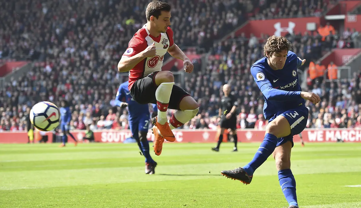 Pemain Chelsea, Marcos Alonso (kanan) melepaskan tembakan melewati adangan pemain Southampton pada lanjutan Premier League di St Mary's Stadium, Southampton, (14/4/2018). Chelsea menang 3-2. (AFP/Glyn Kirk)