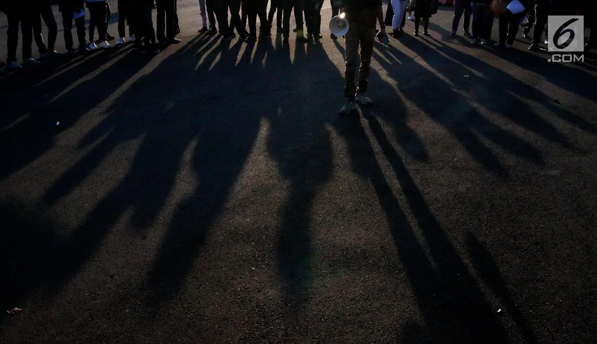 Jaringan Solideritas Korban untuk Keadilan (JSKK) melakukan aksi Kamisan ke-583 di Jakarta, Kamis (25/4). Aksi Kamisan ini menuntut pemerintah menyelesaikan permasalahan rakyat yang belum ditangani, sebagaimana yang telah dijanjikan Presiden Jokowi saat pilpres 2014 yang lalu. (Liputan6.com/Johan Ta