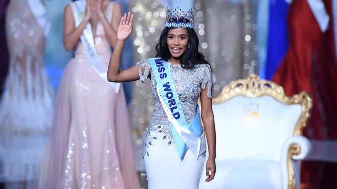 Miss Jamaika, Toni-Ann Singh melambaikan tangan seusai dinobatkan sebagai Miss World 2019 pada grand final di ExCeL, London, Sabtu (14/12/2019). Toni-Ann, 23, berhasil menyingkirkan 100 wanita tercantik dari berbagai negara. (DANIEL LEAL-OLIVAS / AFP)