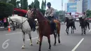 Petugas kepolisian menunggang kuda menjaga kawasan Lapangan Simpanglima, Semarang , Rabu (17/2). 17 pasangan kepala daerah diambil sumpah jabatan masing-masing untuk daerah di jawa tengah jabatan periode 2016-2021. (Gholib)