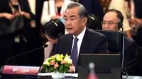 Sementara Kepala Kebijakan Luar Negeri Partai Komunis China Wang Yi menyatakan kerja sama antara ASEAN dengan China telah meningkatkan integrasi ekonomi di kawasan. (AP Photo/Tatan Syuflana, Pool)