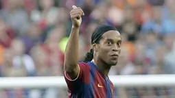 5. Ronaldinho - Tampil apik saat menghajar Real Madrid 3-0 pada laga El Classico di Bernabeu. Bukannya sorakan yang ia dapatkan, malah tepuk tangan kekaguman yang diberikan Madridista kepada pemain ramah tersebut. (AFP/Josep Lago)
