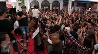 Warga dan relawan melihat penampilan vokalis Band Nidji, Giring Ganesha, di Rumah Lembang, Jakarta, Rabu (1/2). Giring bersama komedian, Mongol menggelar aksi solidaritas sebagai bentuk dukungan kepada pasangan Ahok - Djarot. (Liputan6.com/Gempur M Surya)