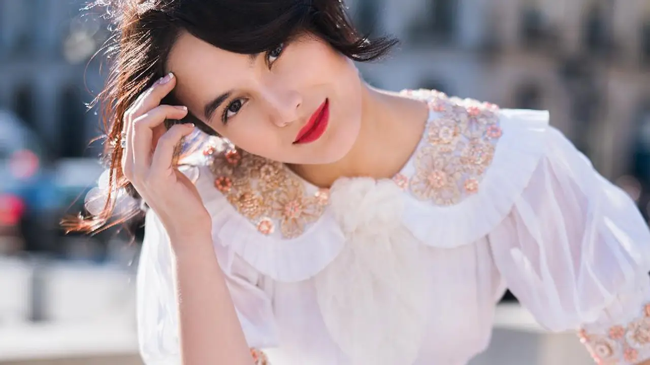 Potret Chelsea Islan dengan Busana Vintage Ini Makin Memesona