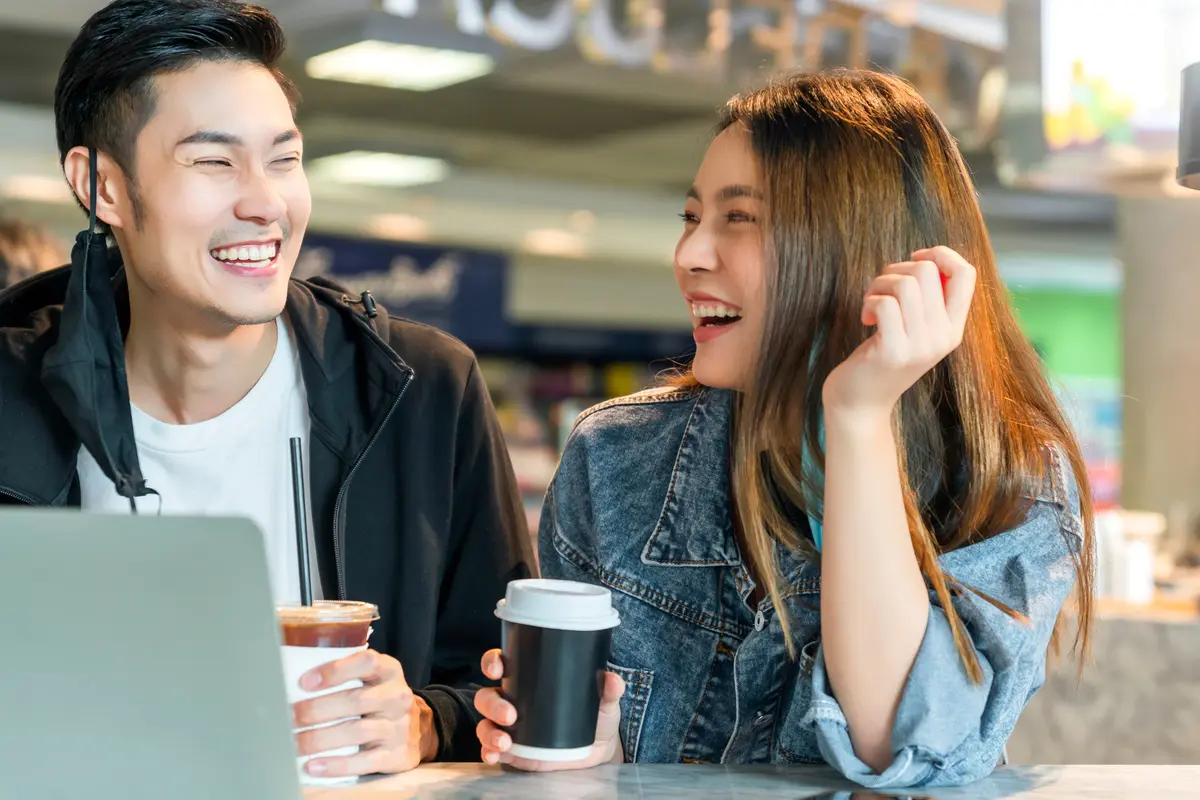 perempuan dan pasangan minum kopi
