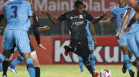 Striker Madura United, Hugo Gomes Dos Santos Silva (tengah) menendang bola dengan dijaga sejumlah pemain Persela Lamongan dalam laga matchday ke-3 Grup C Piala Menpora 2021 di Stadion Si Jalak Harupat, Bandung, Kamis (1/4/2021). Madura United bermain imba