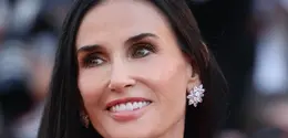 Aktris sekaligus member of the jury Cannes, Demi Moore, menjadi salah satu sorotan utama malam itu. Ia tampil glamor mengenakan kalung Haute Joaillerie dari emas putih etis 18 karat dengan heart-shaped diamond total lebih dari 226 karat. Penampilannya semakin dramatis dengan anting pear-shaped diamond dan beberapa cincin berlian besar yang menghiasi kedua tangannya.