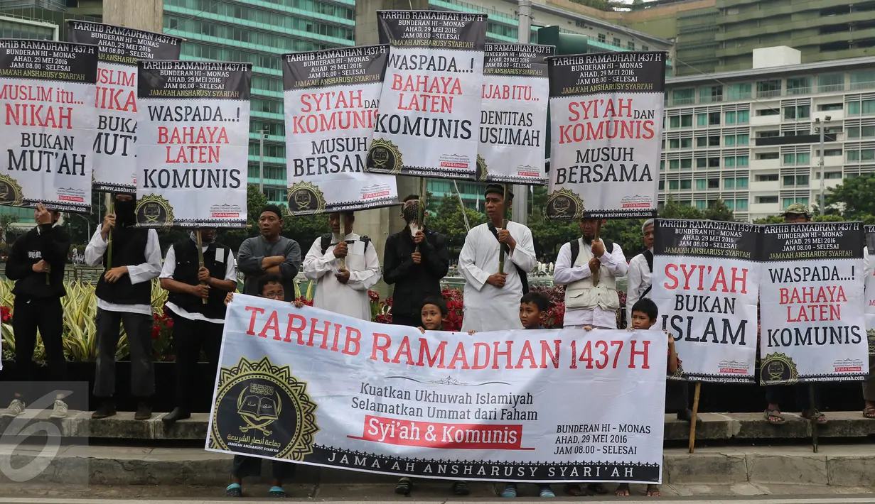 Sejumlah masa dari Jama'ah Ansharusy Syariah melakukan aksi Tarhib Ramadhan di Bundaran HI, Jakarta Pusat, Minggu (29/5). Aksi tersebut selain Tarhib Ramadhan mereka juga menolak ajaran syi'ah, Komunis dan kaum LGBT. (Liputan6.com/Herma Zakharia)