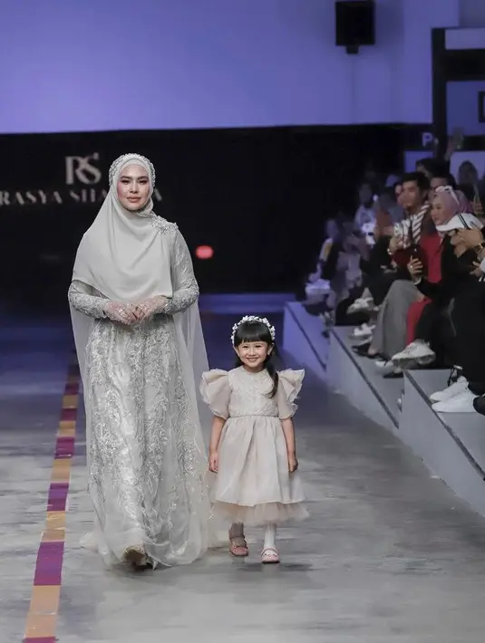 Kartika Putri bersama putri kecilnya menjadi muse label yang sama dengan Irish Bella. Kartika mengenakan dress warna light grey yang menawan dengan aksen tulle di belakangnya. [Foto: JF3].