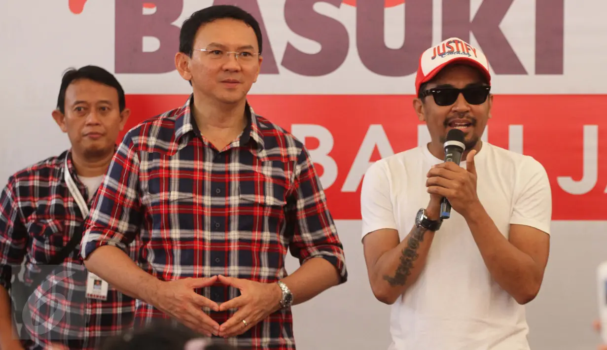 Cagub DKI Jakarta, Basuki Tjahaja Purnama (Ahok) bersama musisi Glenn Fredly di Rumah Lembang, Jakarta, Rabu (25/1). Glenn Fredly bersama sejumlah musisi mendatangi Rumah Lembang untuk menyatakan dukungan kepada Ahok. (Liputan6.com/Gempur M Surya)