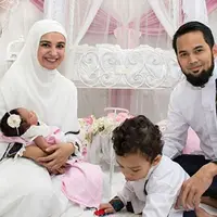 "mewek deh ditinggal lama sampe ibu sama mas mas dibelakang lebih terharu dari pada kita ya @teukuwisnu mungkin berasa nonton sinetron live 😂😂😂😂,,,mohon doanya smua ❤️" sambungnya dalam tulisan. (instagram/shireensungkar)