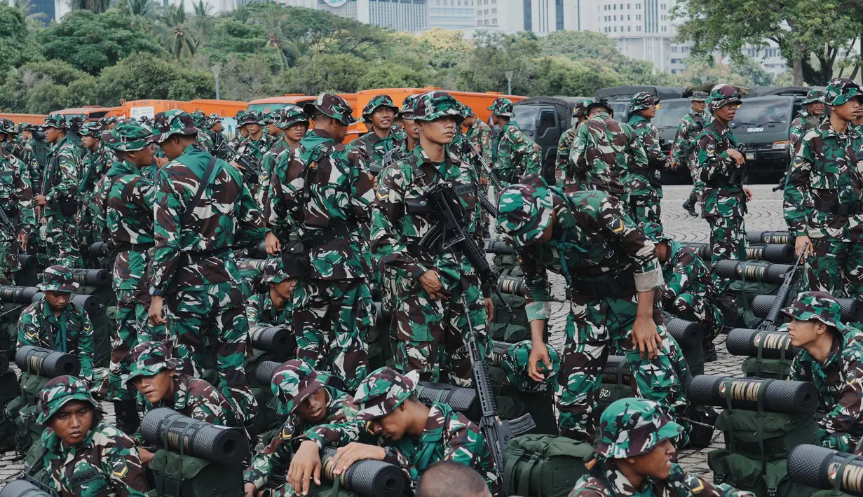 Pengamanan bersama ini dilakukan dengan aparat kepolisian untuk memastikan situasi dan kondisi Jakarta tetap kondusif. (AP Photo/Tatan Syuflana)