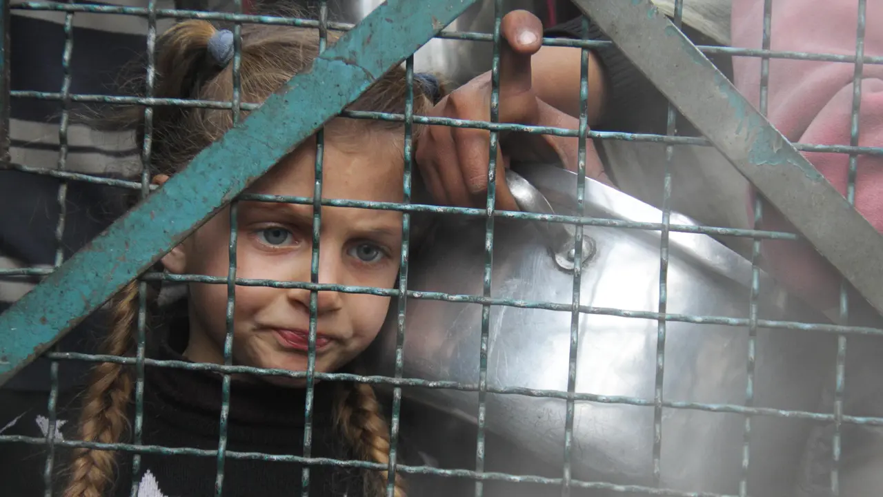 Potret Anak-anak Pengungsi Palestina Antre Pembagian Makanan di Kamp Jabaliya Jalur Gaza