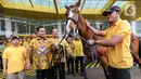 Bersama Ketua Umum Partai Golkar Airlangga Hartarto (tengah), Prabowo Subianto memperlihatkan kuda tersebut kepada awak media. (Liputan6.com/Faizal Fanani)