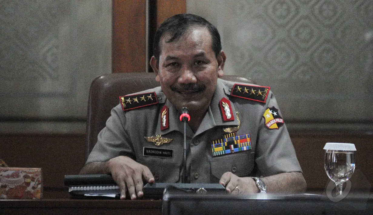 Kapolri Badrodin Haiti memberikan keterangan pers terkait penemuan perguruan tinggi ilegal dan ijazah palsu, Jakarta, Selasa (26/5/2015). (Liputan6.com/Herman Zakharia)