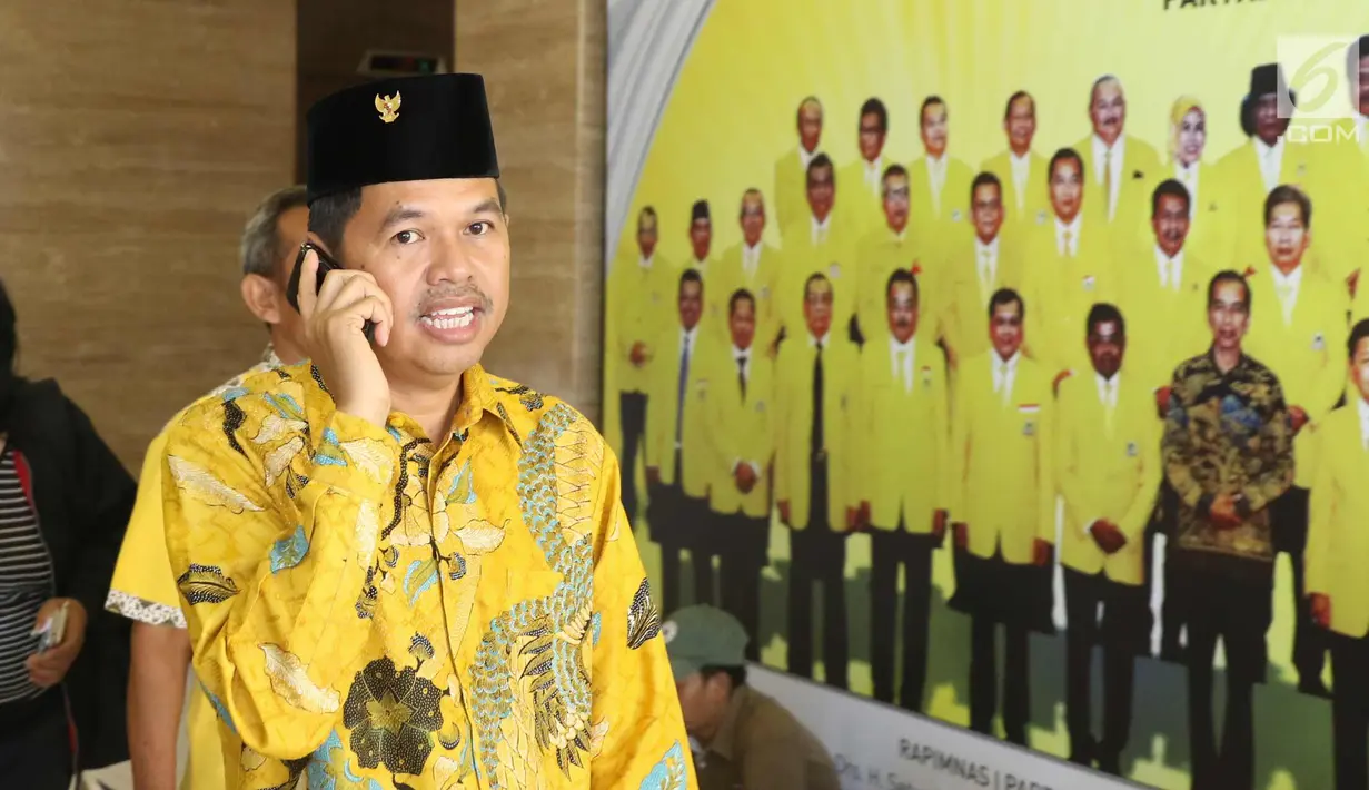 Ketua DPD partai Golkar Dedi Mulyadi usai rapat internal pimpinan DPD Golkar Provinsi di Jakarta, Senin (20/11). Dedi menilai penahanan Ketum Golkar Setya Novanto menjadi momentum perubahan di internal partai beringin itu. (Liputan6.com/Angga Yuniar)