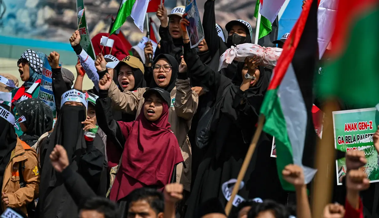 Mereka juga mengecam aksi serangan darat militer Israel di Gaza. (CHAIDEER MAHYUDDIN/AFP)