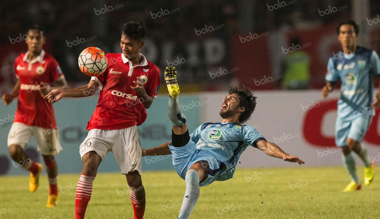 Gelandang Persija, Ade Jantra, berebut bola dengan gelandang Persela, Jose Pedrosa Galan, pada laga Torabika Soccer Championship 2016 di SUGBK, Jakarta, Jumat (13/5/2016). (Bola.comVitalis Yogi Trisna)
