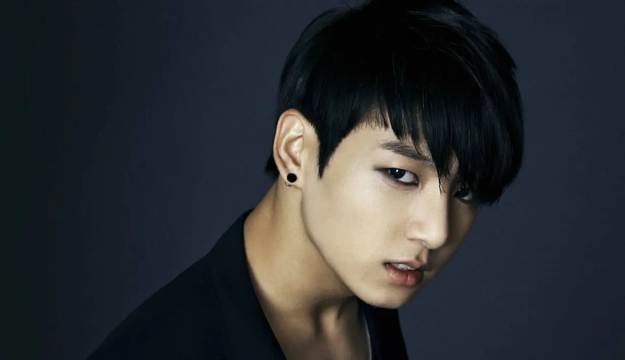 Selain V BTS, Jungkook juga terlihat tampan saat memakai eyeliner. Sorot matanya menjadi tajam ketika matanya dihiasi eyeliner. (Foto: koreaboo.com)