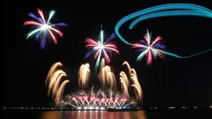 Pertunjukan kembang api, menggunakan drone, menghiasi langit Manila pada puncak kompetisi Pyromusical Internasional ke-9 di Filipina, Sabtu (24/3). Peserta kompetisi adalah para maestro kembang api kelas dunia dari berbagai negara. (AP/Bullit Marquez)