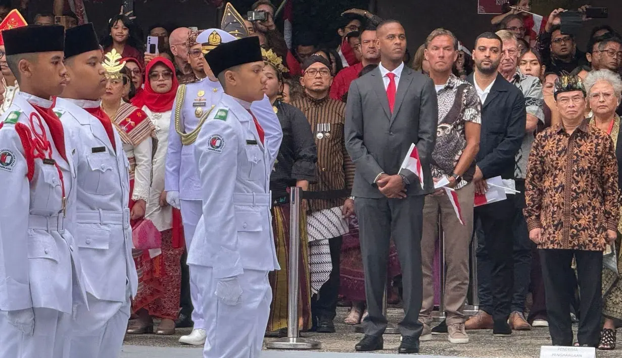 <p>Pelatih Timnas Indonesia, Patrick Kluivert (tengah) bersama asisten pelatih Alex Pastoor saat mengikuti upacara pengibaran bendera merah putih dalam perayaan hari ulang tahun kemerdekaan Indonesia ke-80 di KBRI Den Haag, Belanda, Minggu (17/08/2025). (Source: Twitter)</p>